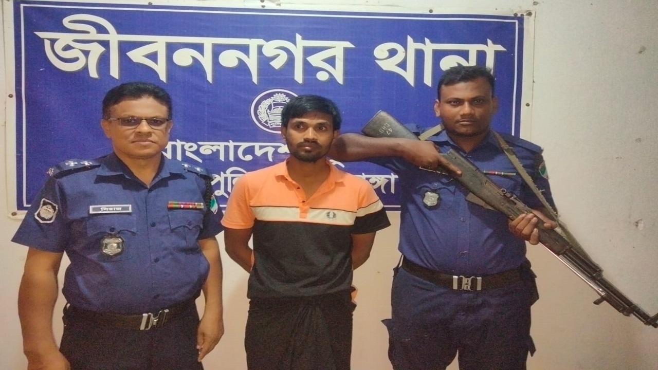 পুলিশের কাছে গ্রেপ্তার পালাতক আসামি মো. মানিক মিয়া। ছবি : কালবেলা