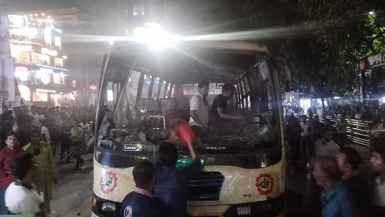 রাজধানীর ধানমন্ডিতে একটি যাত্রীবাহী বাসে আগুন।