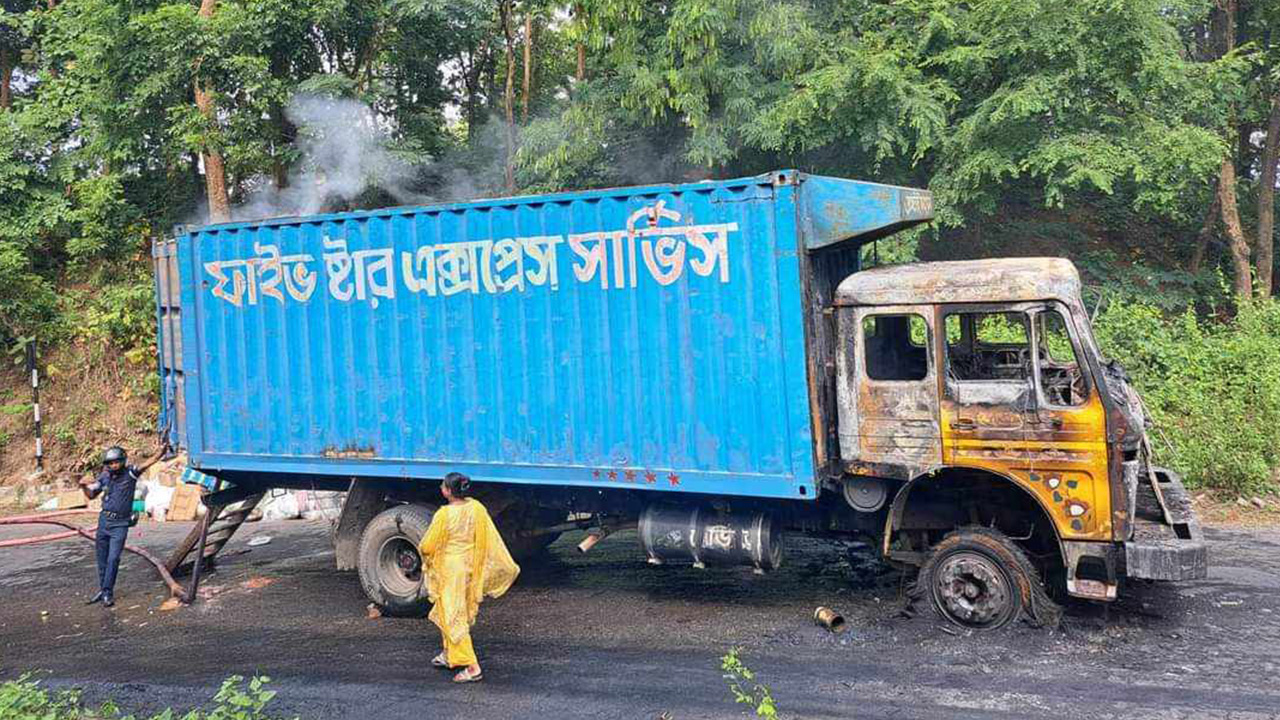 খাগড়াছড়ির আলুটিলা সড়কে পণ্যবাহী একটি কার্ভাডভ্যানে আগুন। ছবি : কালবেলা
