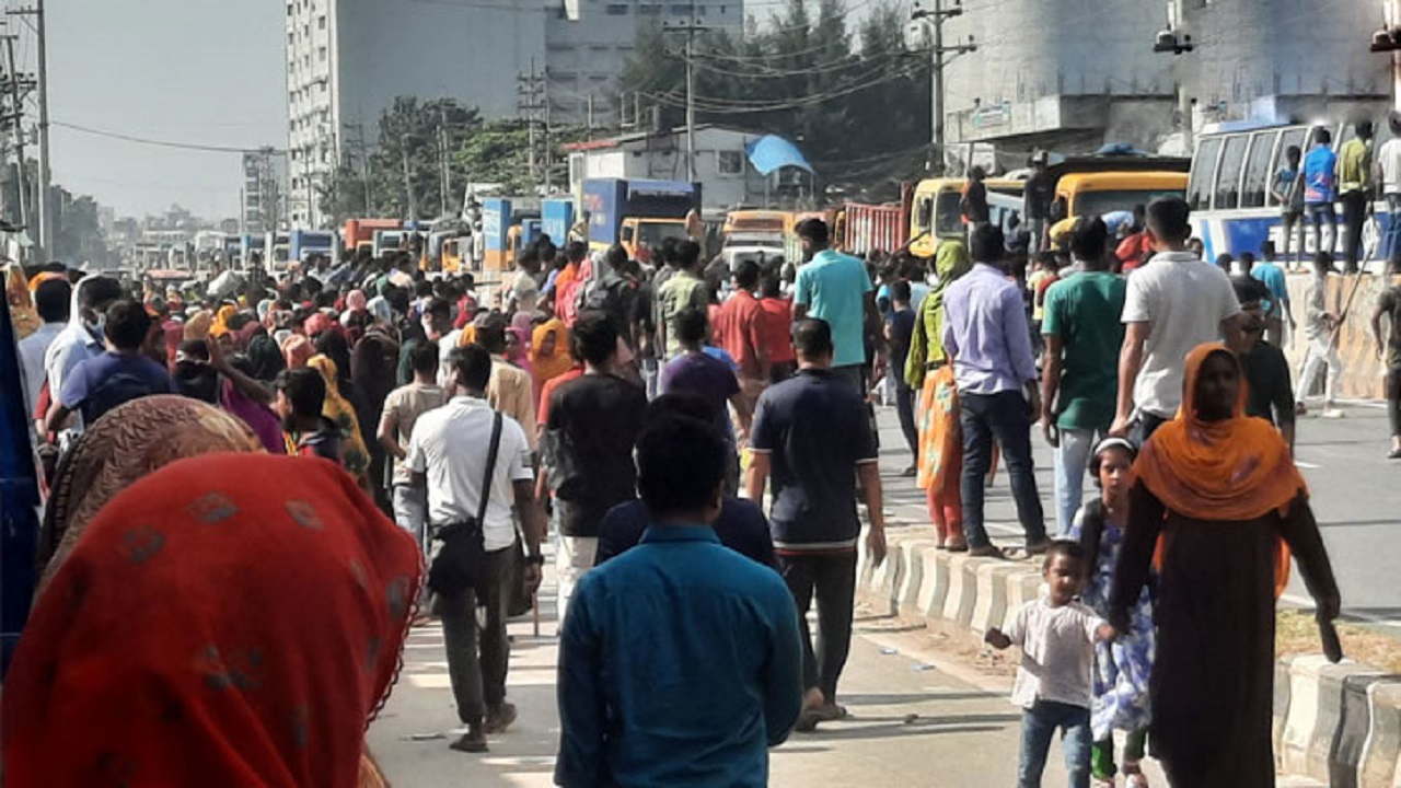 কোনাবাড়ী ও জরুনসহ বিভিন্ন এলাকায় বিক্ষোভ করছেন পোশাক শ্রমিকরা। ছবি : সংগৃহীত