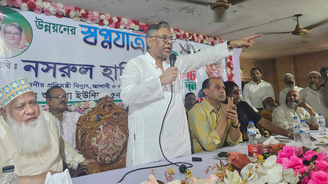 দক্ষিণ কেরানীগঞ্জের শুভাঢ্যা ইউনিয়নে এক উঠান বৈঠকে কথা বলছেন নসরুল হামিদ। ছবি : কালবেলা