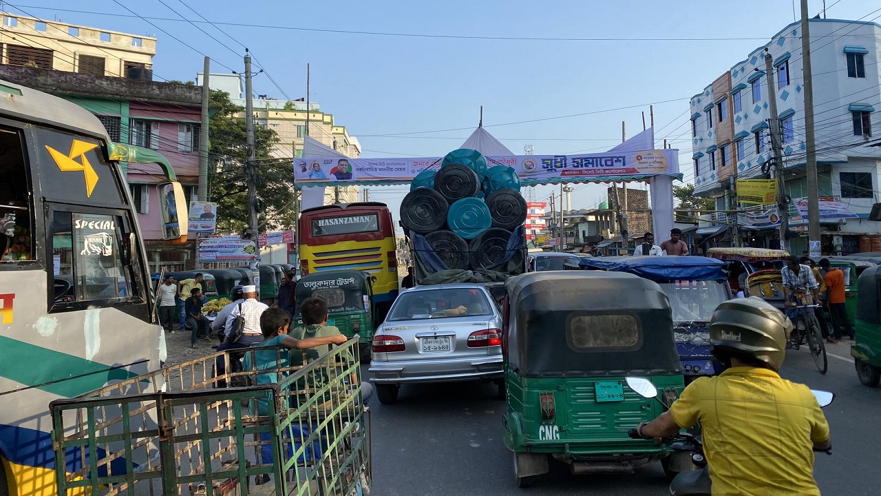 সিলেট নগরীতে যান চলাচল অনেকটাই স্বাভাবিক। ছবি : কালবেলা
