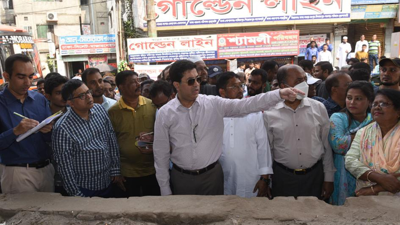 মেয়র হানিফ উড়াল সেতুর নিচের অংশ পরিদর্শনে মেয়র শেখ ফজলে নূর তাপস। ছবি : কালবেলা