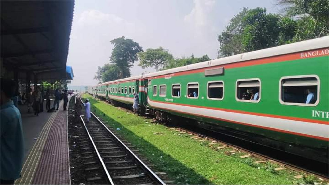 চট্টগ্রামগামী পাহাড়িকা এক্সপ্রেস ট্রেন। ছবি : কালবেলা