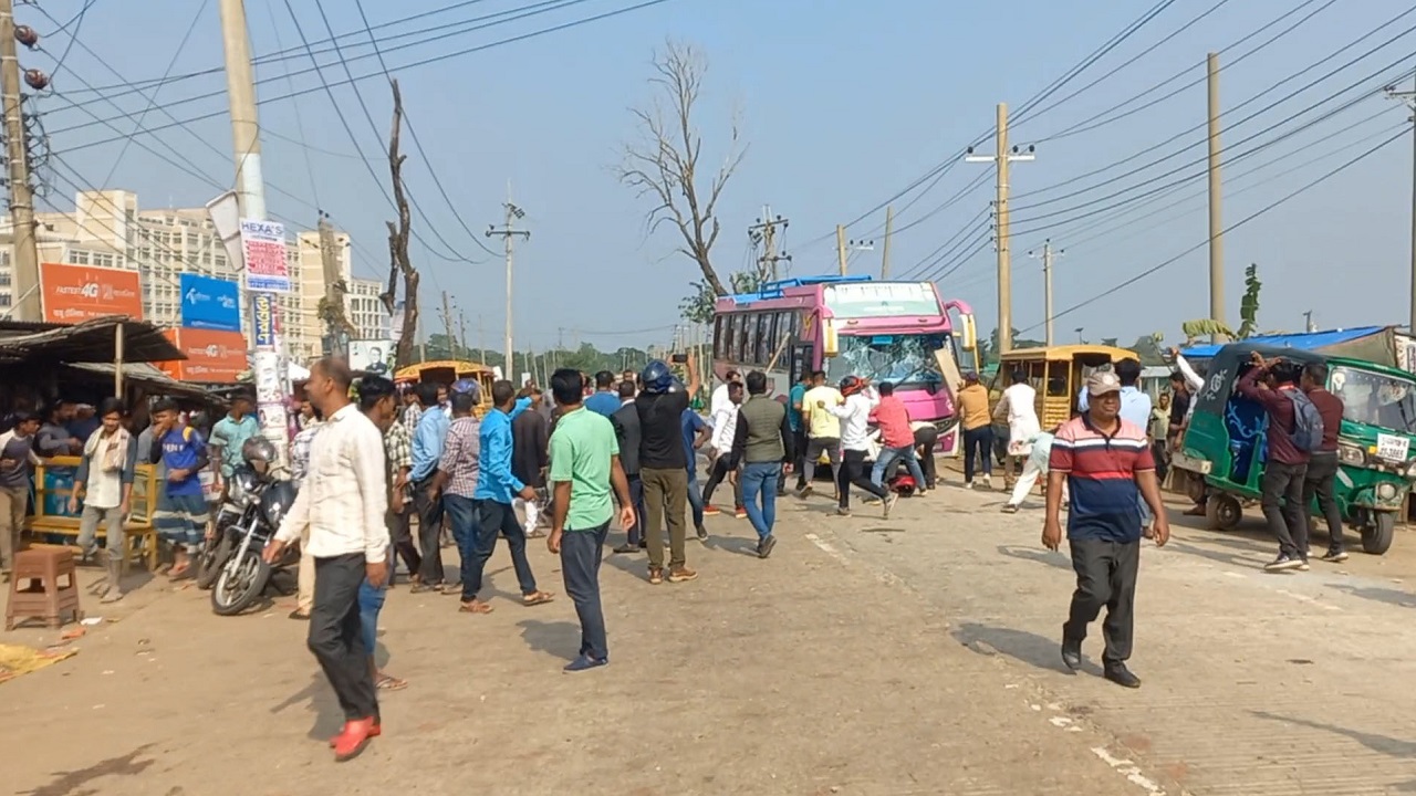 সুনামগঞ্জ-সিলেট সড়কের মদনপুর এলাকায় গাড়ি ভাঙচুর করা হয়। ছবি : কালবেলা