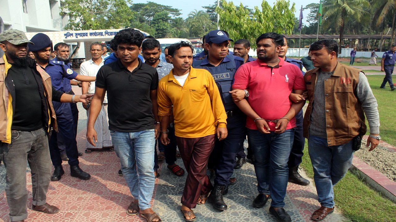 গ্রেপ্তার কিশোর গ্যাংয়ের সদস্যরা। ছবি : কালবেলা