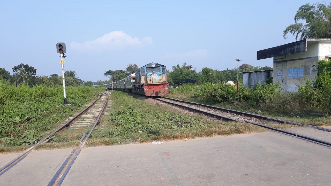  চট্টগ্রামগামী পাহাড়িকা এক্সপ্রেস ট্রেন। ছবি : কালবেলা