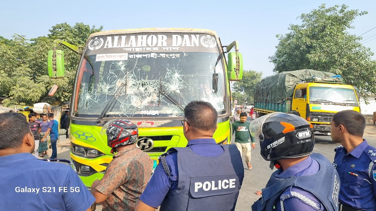 বাস-ট্রাক ভাঙচুুরের খবর পেয়ে ঘটনাস্থল পরিদর্শন করছেন পুুলিশ সদস্যরা। ছবি : কালবেলা