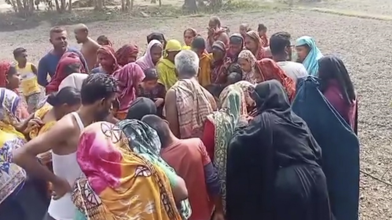 চরযোশরদী ইউনিয়নের আলগাদিয়া গ্রামে শিশু মৃত্যুর ঘটনায় পুকুরপাড়ে স্বজনদের ভিড়। ছবি : কালবেলা