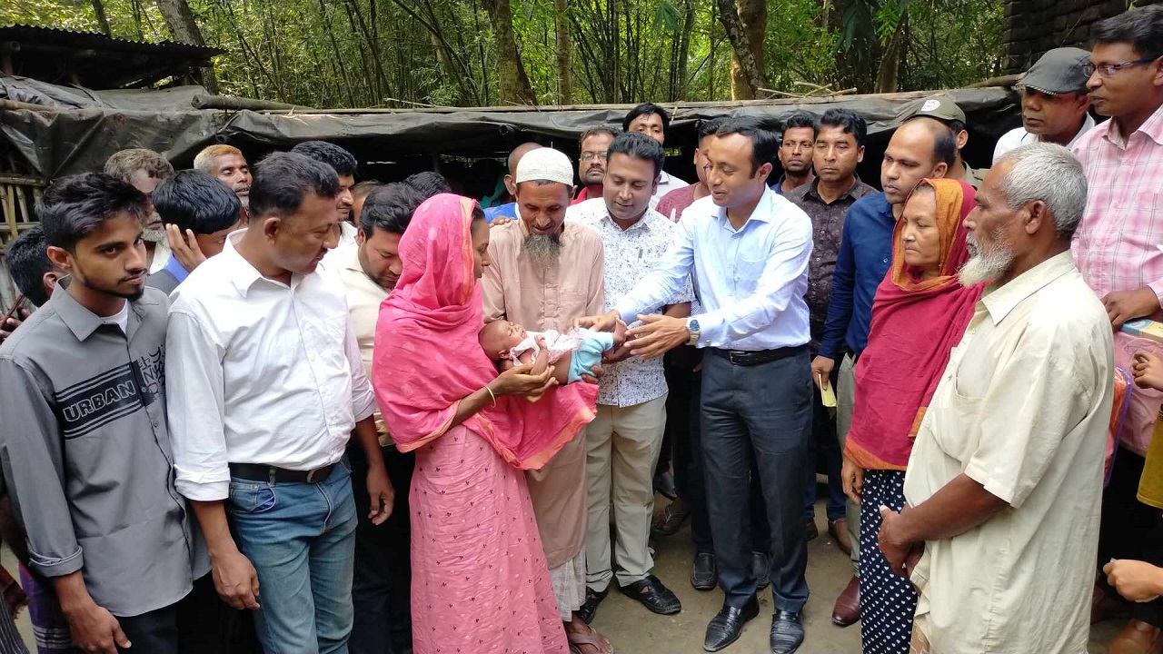 সন্তানসহ মানসিক ভারসাম্যহীন শরিফাকে নিজ পরিবারের কাছে হস্তান্তর করা হয়। ছবি : কালবেলা