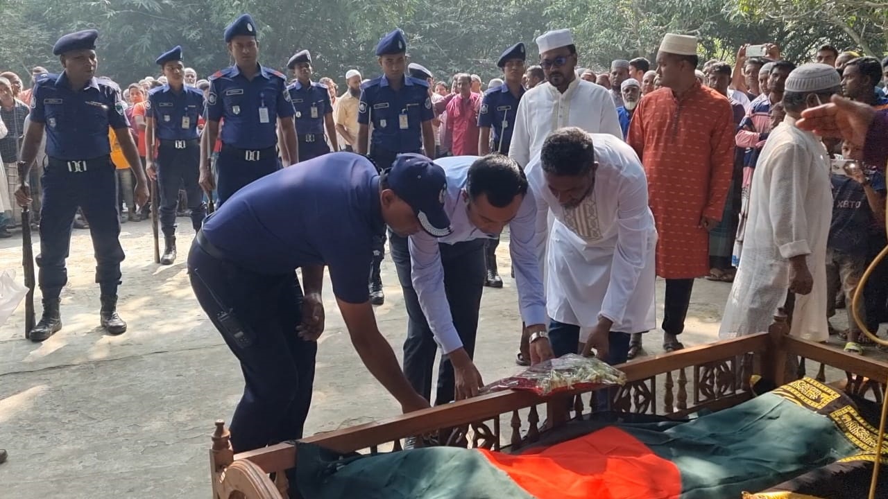 গাংনীর ইউএনও প্রীতম সাহা আইজদ্দীনের মরদেহে পুষ্পস্তবক অর্পণ করে শ্রদ্ধা নিবেদন করছেন। ছবি : কালবেলা