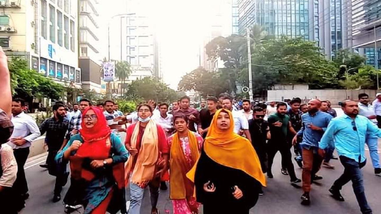 অবরোধের সমর্থনে গুলশানে বিক্ষোভ মিছিল করেছে কেন্দ্রীয় ছাত্রদল। ছবি : কালবেলা