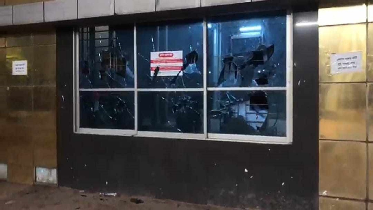 মুখোশধারীরা ফিলিং স্টেশনের দরজা-জানালা ভাঙচুর করে।  ছবি : কালবেলা
