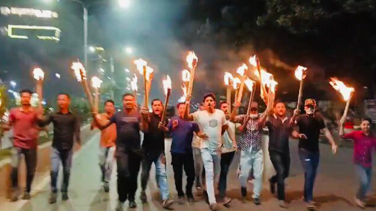 ধানমন্ডিতে মশাল জ্বালিয়ে বিক্ষোভ মিছিল। ছবি : কালবেলা
