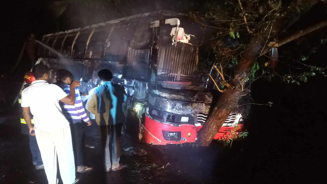 বরগুনার তালতলী থেকে ছেড়ে আসা ঢাকাগামী সাকুরা পরিবহনে আগুন দেয় দুর্বৃত্তরা। ছবি : কালবেলা