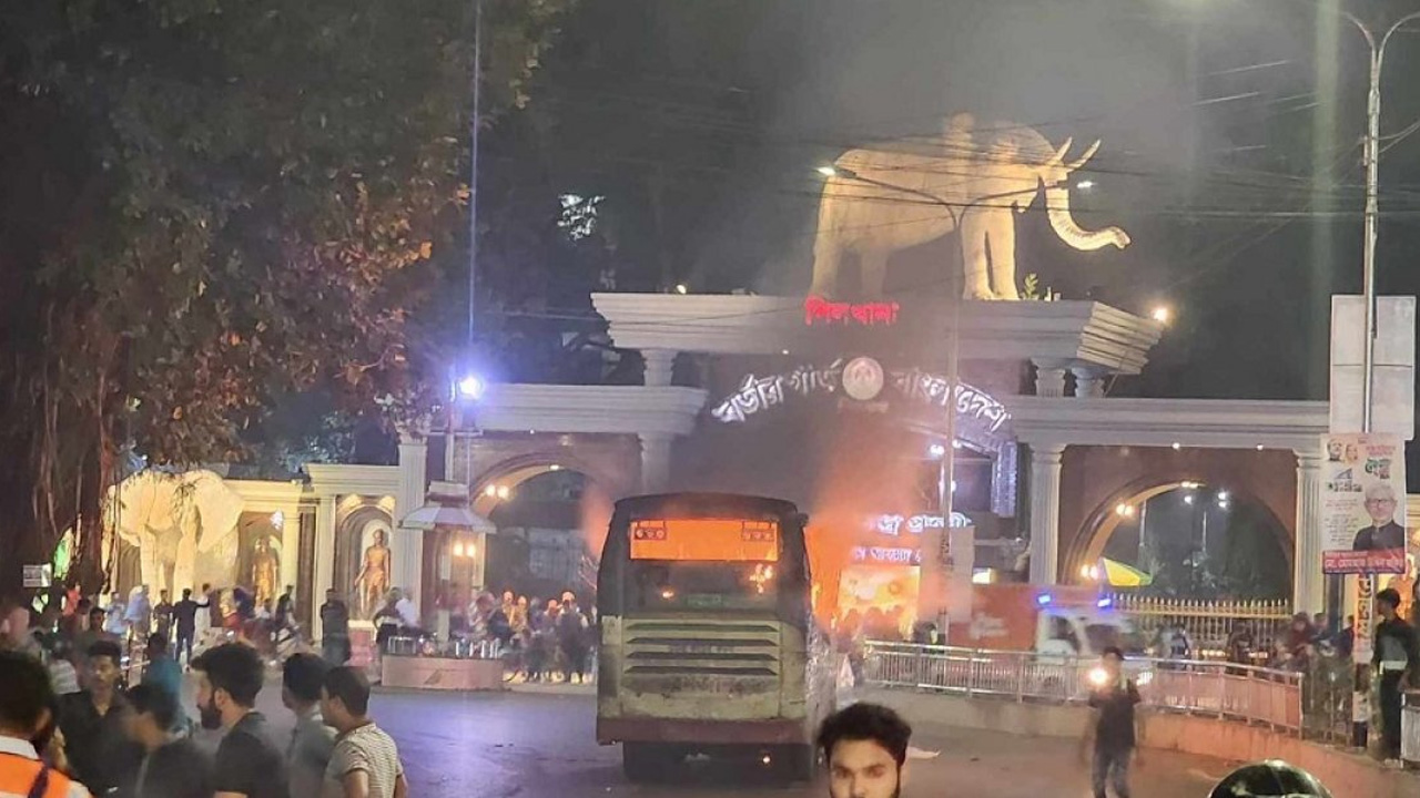 রাজধানীর ঝিগাতলায় পিলখানা গেটের সামনে রমজান পরিবহনের বাসে আগুন দেয় দুর্বৃত্তরা। ছবি : সংগৃহীত