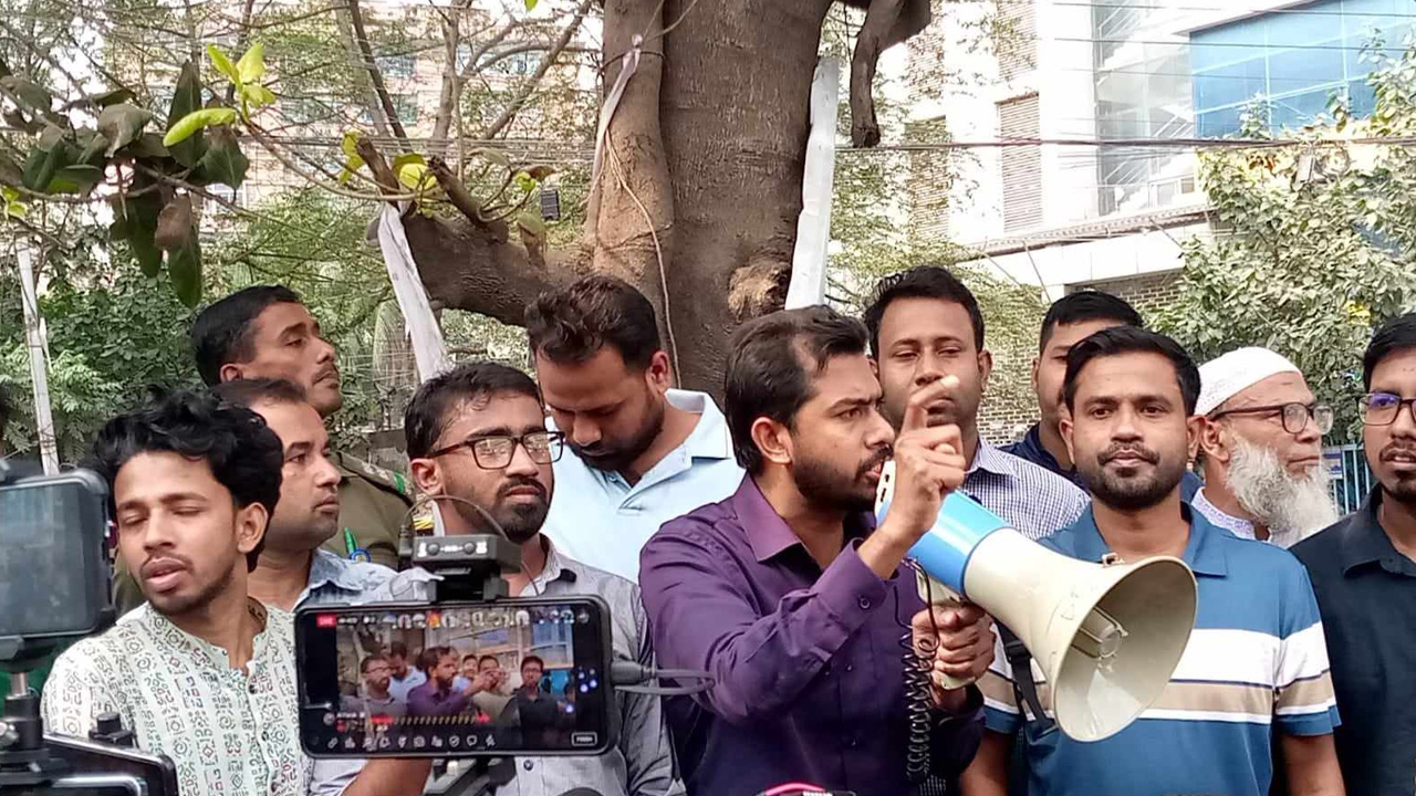 অবরোধের সমর্থনে বিক্ষোভ মিছিলে বক্তব্য রাখছেন সাবেক ভিপি নুরুল হক নুর। ছবি : কালবেলা