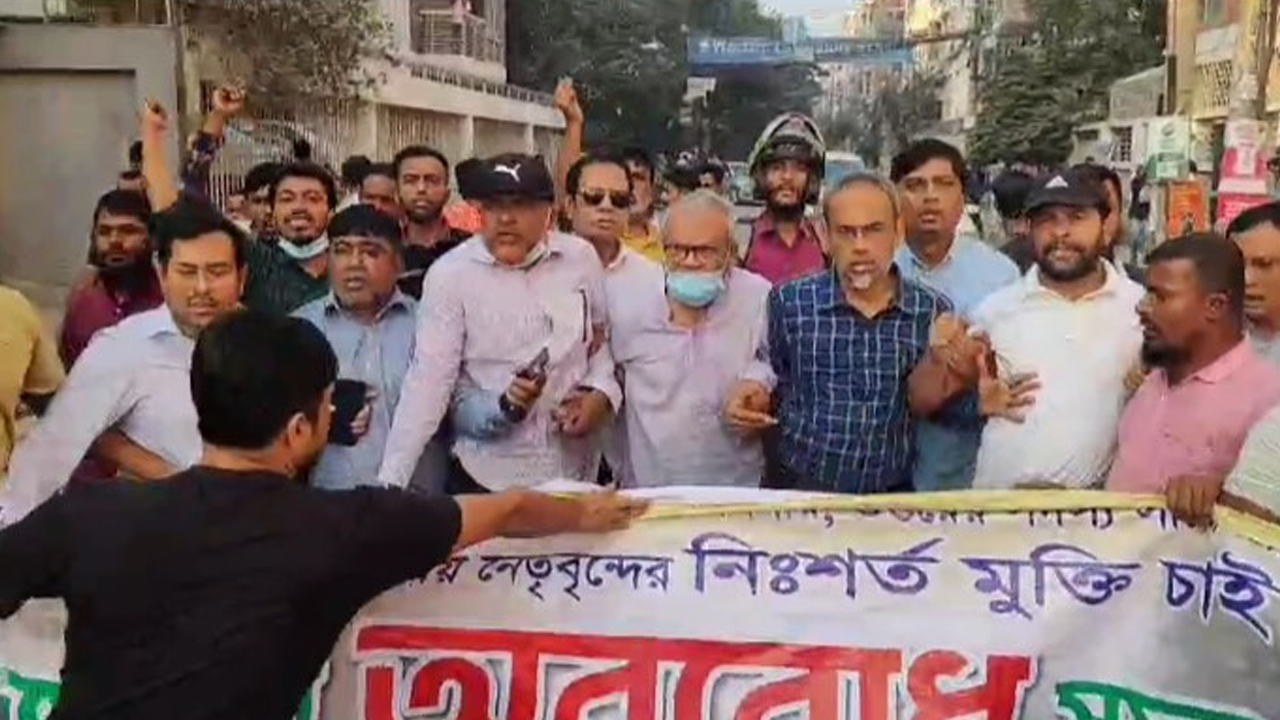 বিএনপির সিনিয়র যুগ্ম মহাসচিব রুহুল কবির রিজভীর নেতৃত্বে পিকেটিং ও সড়ক অবরোধ। ছবি : সংগৃহীত