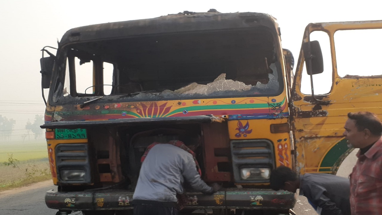দুর্বৃত্তের আগুনে পুড়ে যাওয়া পণ্যবাহী ট্রাক। ছবি : কালবেলা