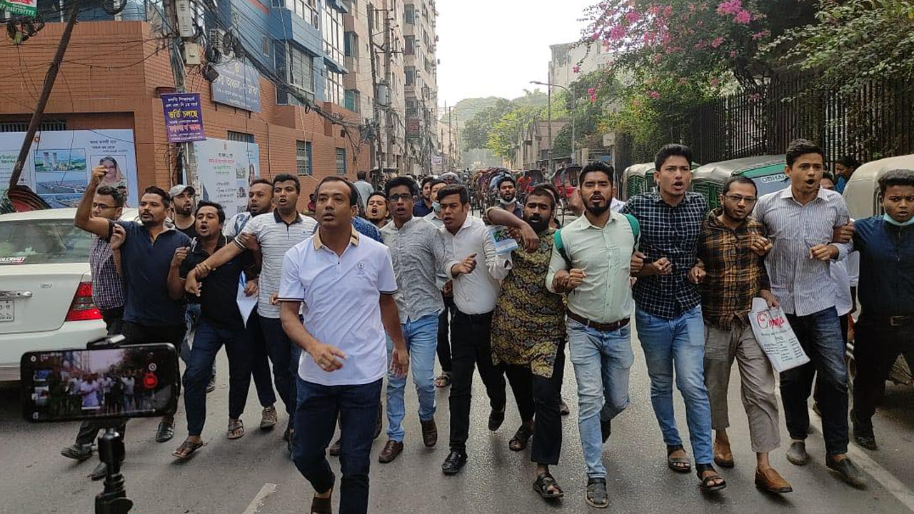প্রেসক্লাবের সামনে ছাত্রদলের বিক্ষোভ মিছিল। ছবি : কালবেলা
