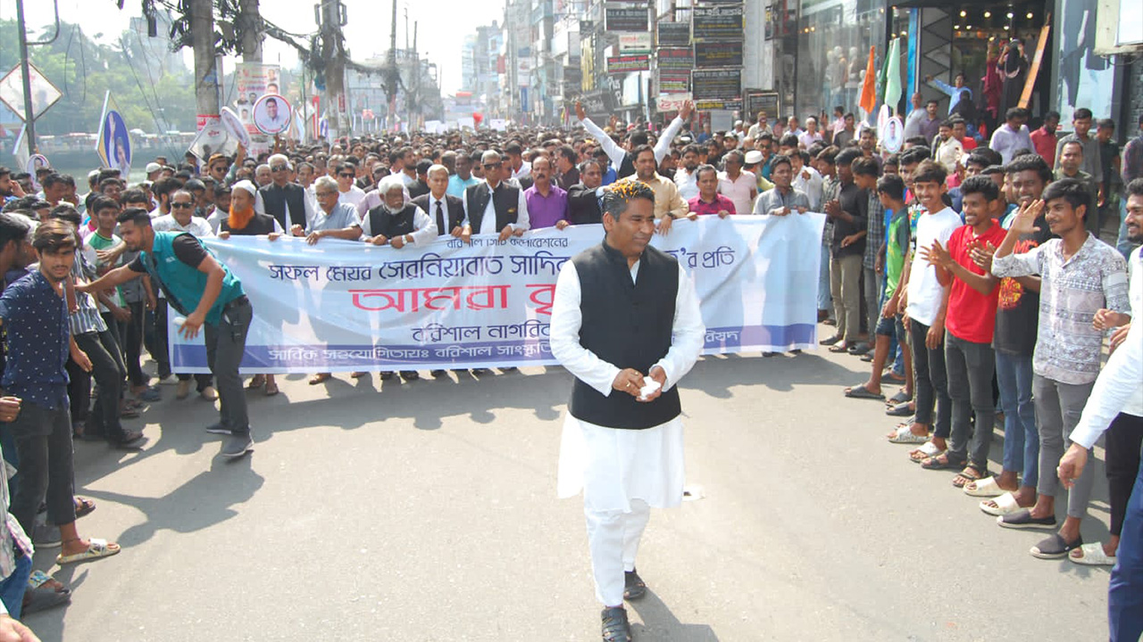 বিদায়ের পর  নগরবাসীর পক্ষ থেকে সাদিক আব্দুল্লাহকে সংবর্ধনা। ছবি : কালবেলা