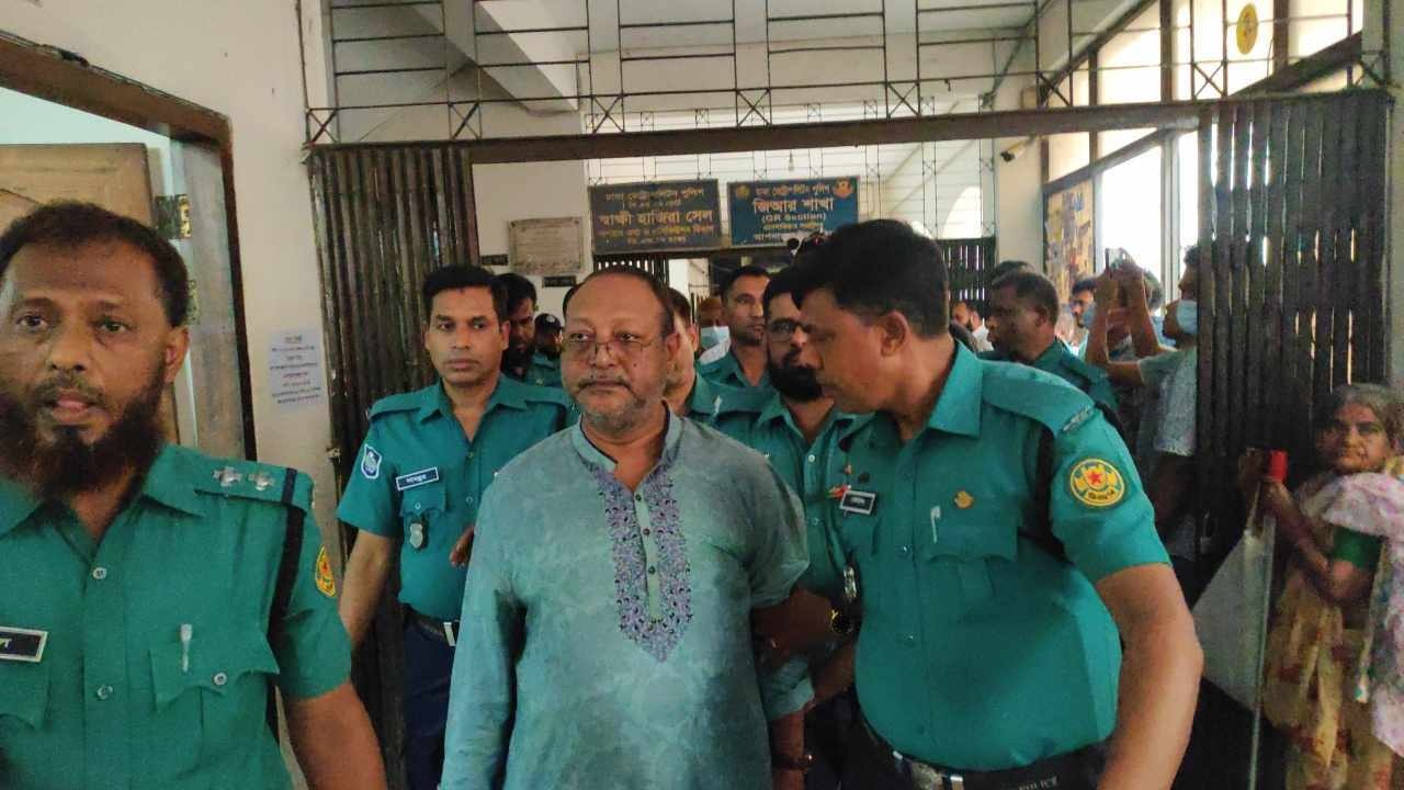 রিমান্ড শেষে কারাগারে সারওয়ার্দী। ছবি : কালবেলা