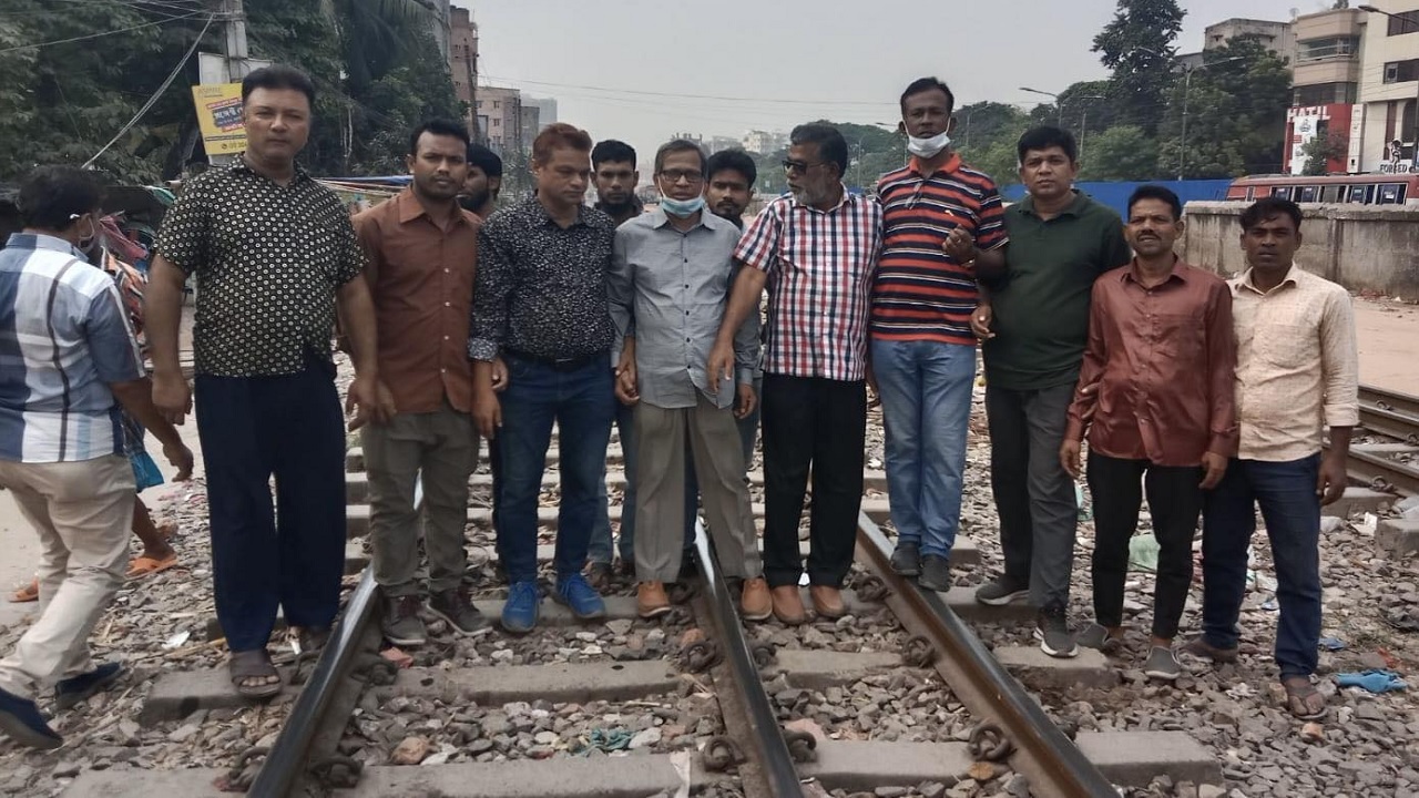 মালিবাগে রেলপথ অবরোধ করেছে জাতীয়তাবাদী মৎস্যজীবী দলের নেতাকর্মীরা। ছবি : কালবেলা 
