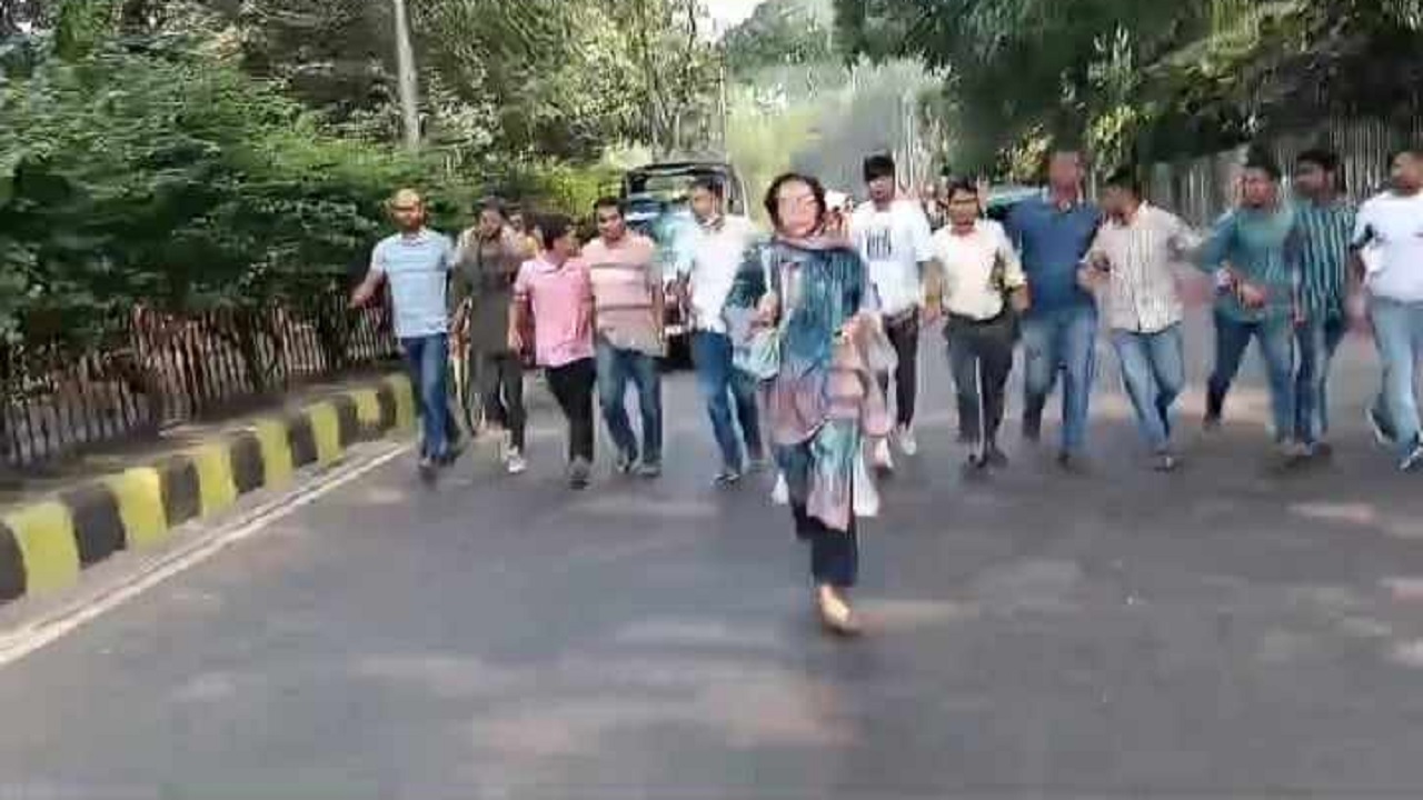 অবরোধের সমর্থনে শাহবাগে বিক্ষোভ-মিছিল করেছে ছাত্রদল। ছবি : কালবেলা