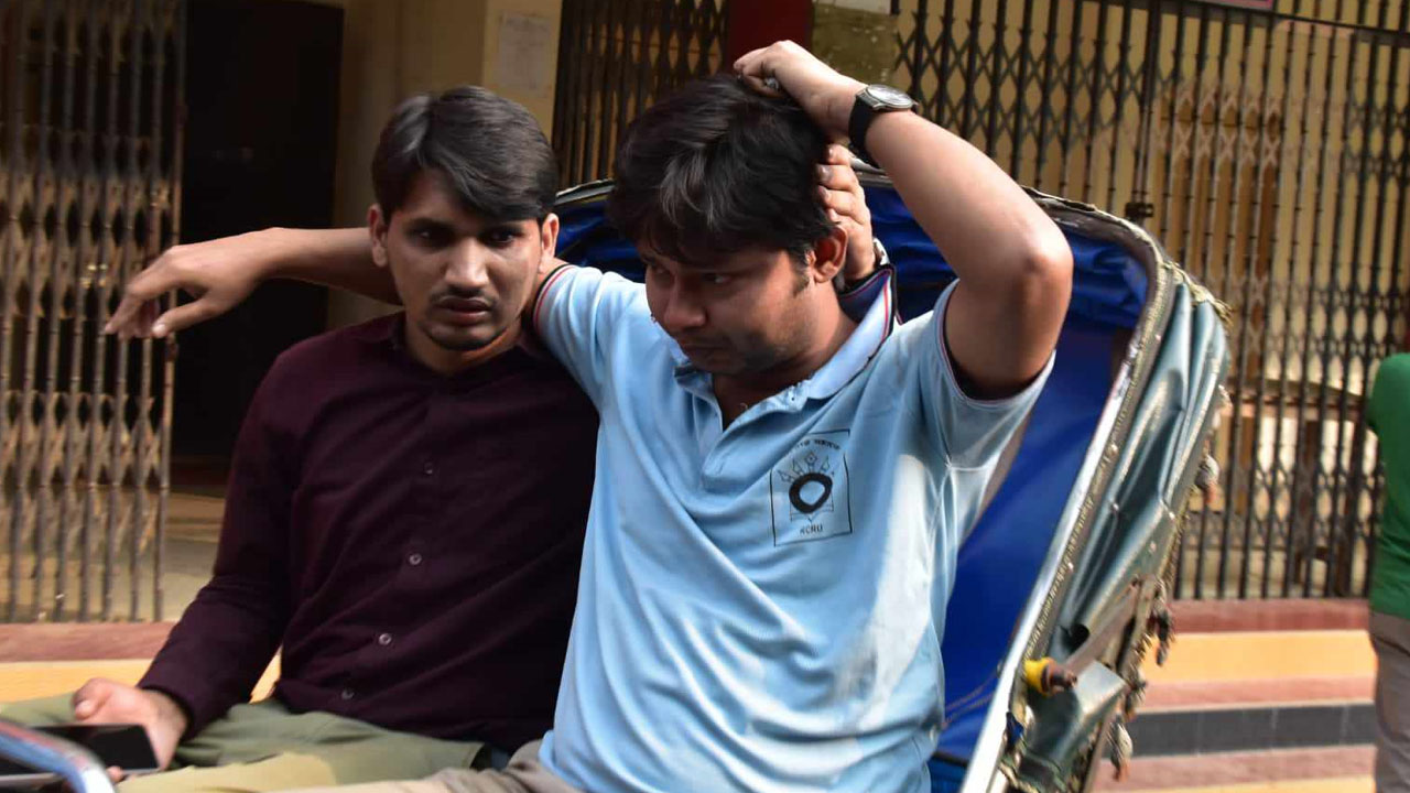 রাজশাহী কলেজে হামলায় আহত একজনকে হাসপাতালে নেওয়া হয়। ছবি : কালবেলা