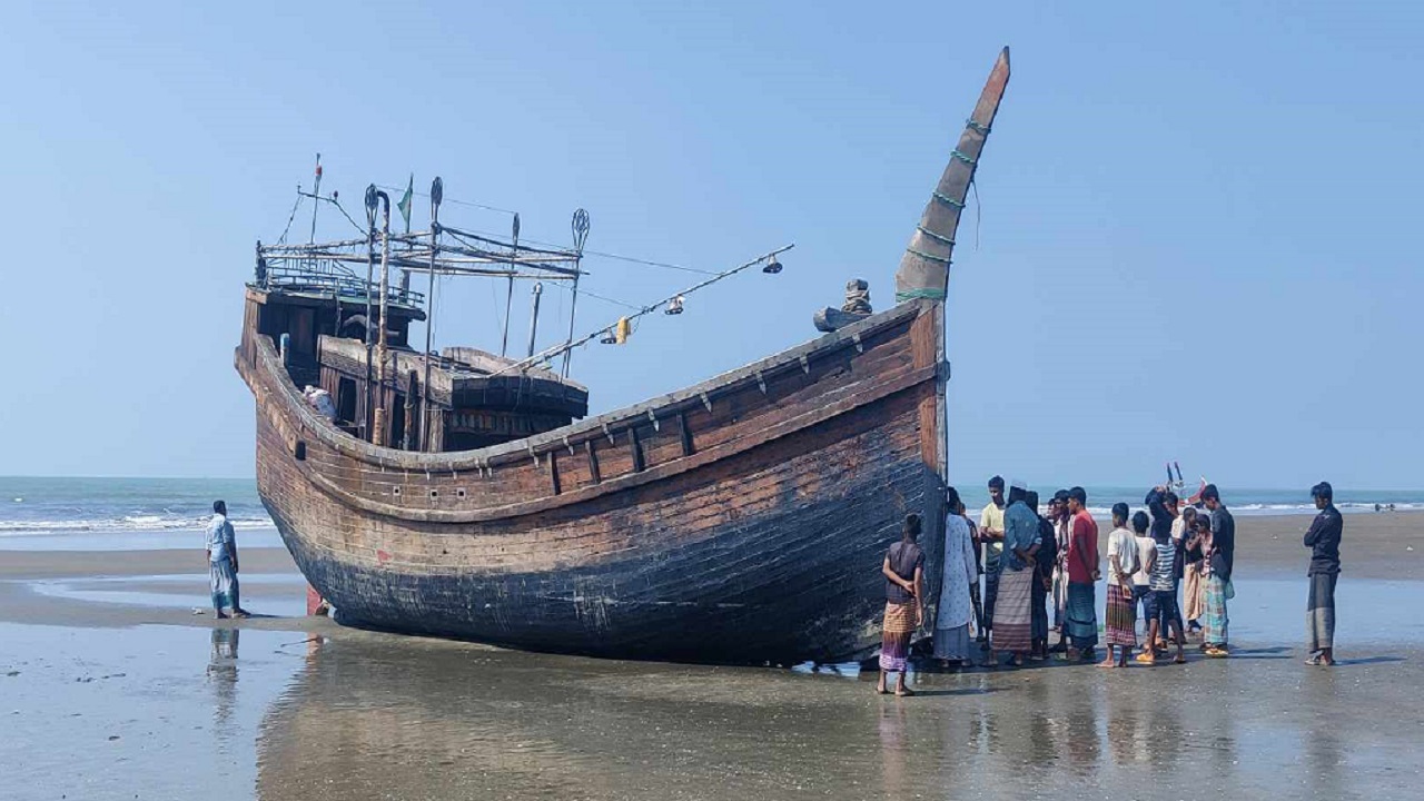 মহেষখালী পাড়া ঘাটের কাছে যাত্রীবোঝাই ট্রলারটি জেলারা টেনে নিয়ে আসে। ছবি : কালবেলা