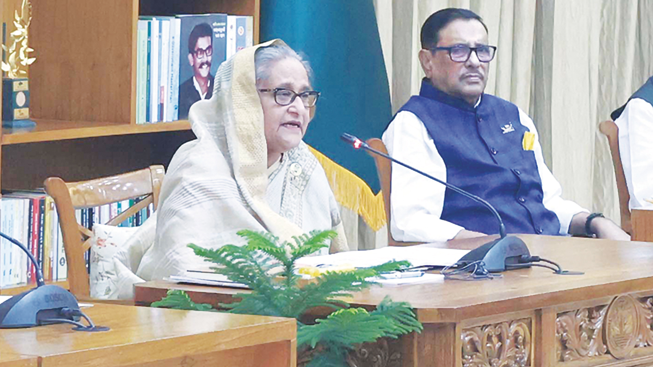 গণভবনে বৃহস্পতিবার আওয়ামী লীগের কেন্দ্রীয় কার্যনির্বাহী সংসদের সভায় বক্তব্য দেন প্রধানমন্ত্রী শেখ হাসিনা। ছবি: ফোকাস বাংলা
