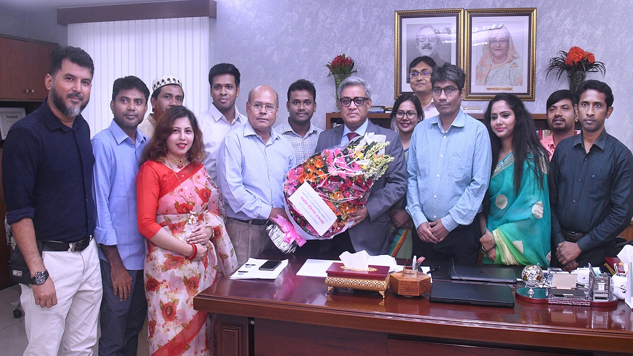 ঢাকা বিশ্ববিদ্যালয়ের নবনিযুক্ত উপাচার্যকে শুভেচ্ছা জানাচ্ছেন জনসংযোগ দপ্তরের কর্মকর্তা কর্মচারীরা। ছবি : কালবেলা
