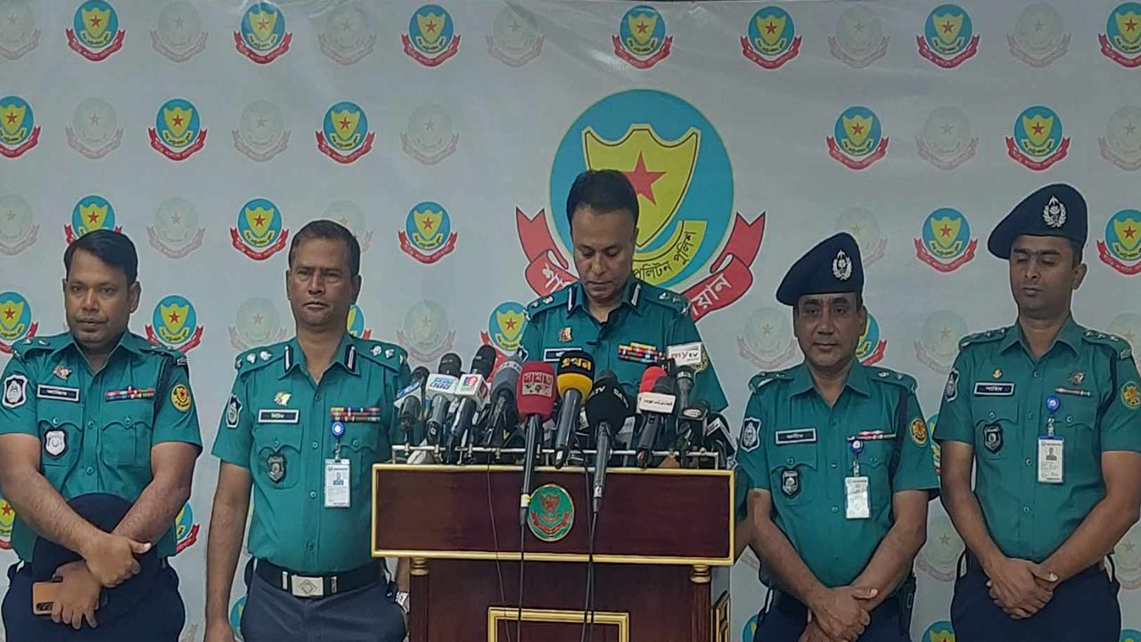 সংবাদ সম্মেলনে ঢাকা মহানগর পুলিশের অতিরিক্ত পুলিশ কমিশনার (ক্রাইম অ্যান্ড অপারেশনস) ড. খঃ মহিদ উদ্দিন। ছবি : কালবেলা
