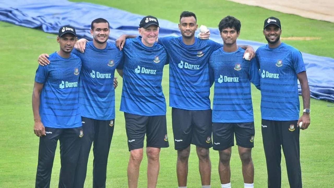 বাংলাদেশের বোলারদের সঙ্গে অ্যালান ডোনাল্ড। ছবি : সংগৃহীত