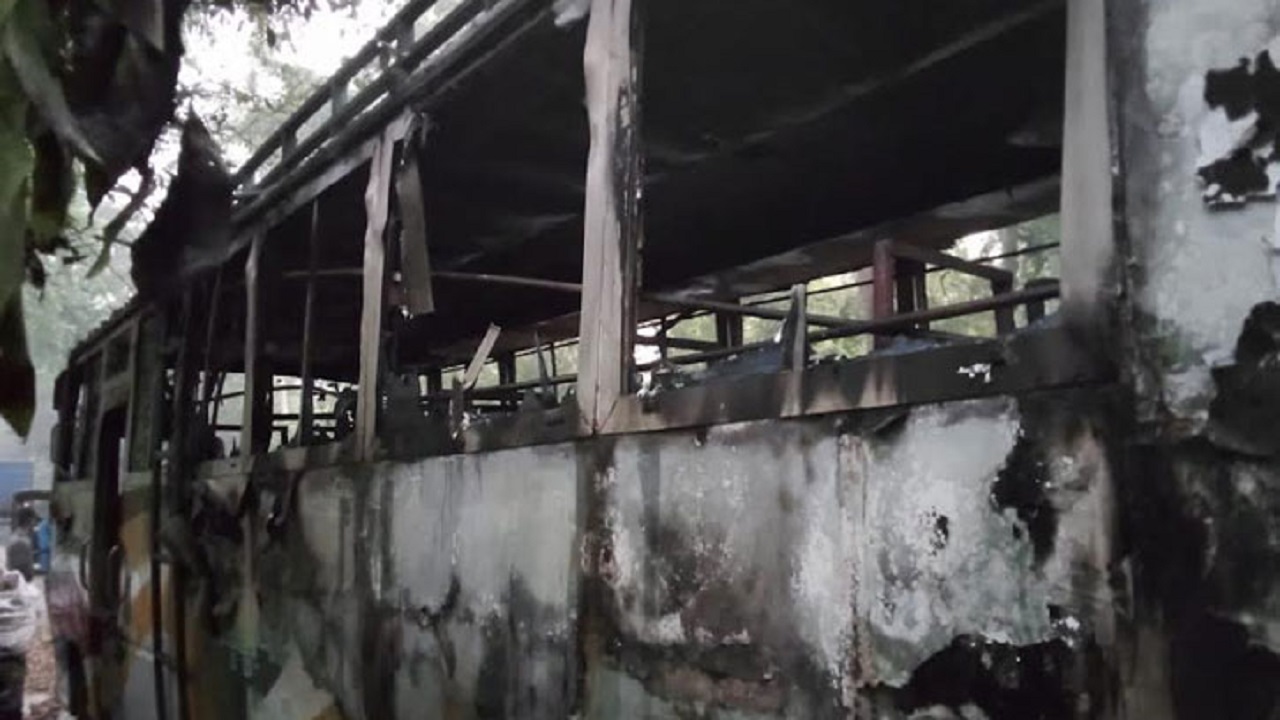 বরিশাল সদর উপজেলায় চরকাউয়ায় সড়কের পাশে আগুনে পুড়ে যাওয়া বাস। ছবি : কালবেলা