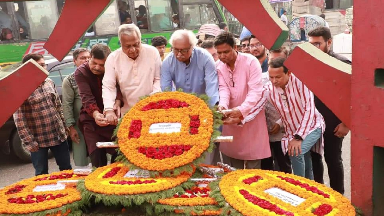 নূর হোসেন স্কয়ারে ও মুক্তি ভবনে আমিনুল হুদা টিটোর প্রতিকৃতিতে পুষ্পস্তবক অর্পণ করেছে বাংলাদেশের কমিউনিস্ট পার্টি (সিপিবি)। ছবি : সংগৃহীত