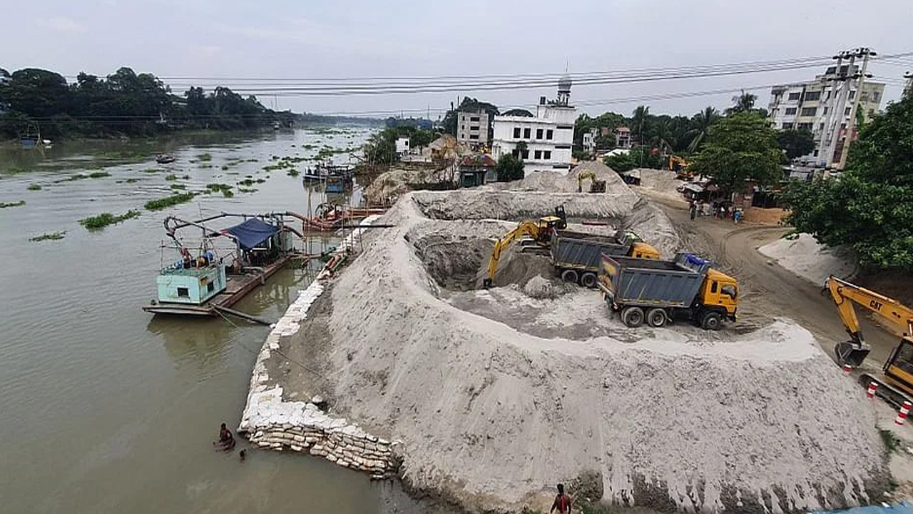 অবৈধভাবে নদী ভরাট চলছে। ছবি : সংগৃহীত