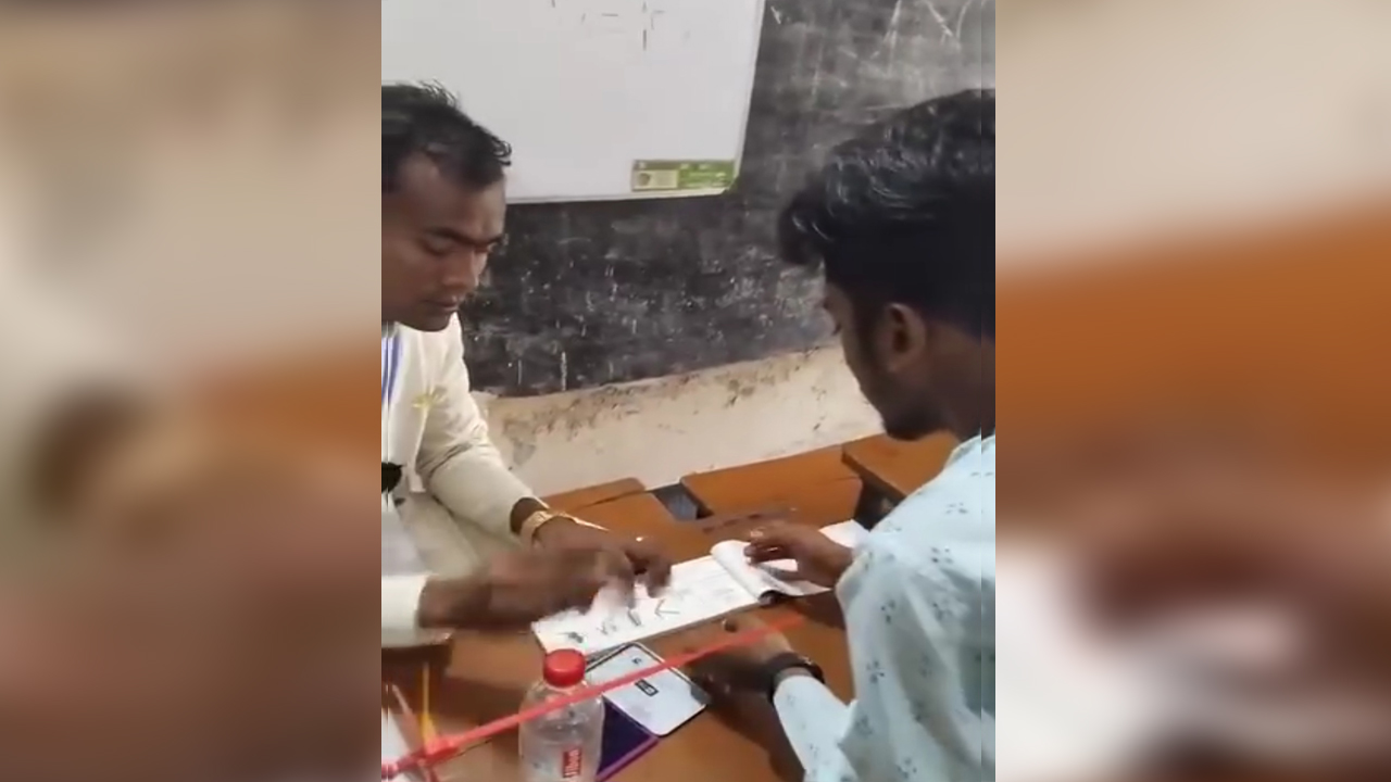 ভাইরাল হওয়া ভিডিওতে আজাদকে ব্যালটে সিল মারতে দেখা যায়। ছবি : সংগৃহীত