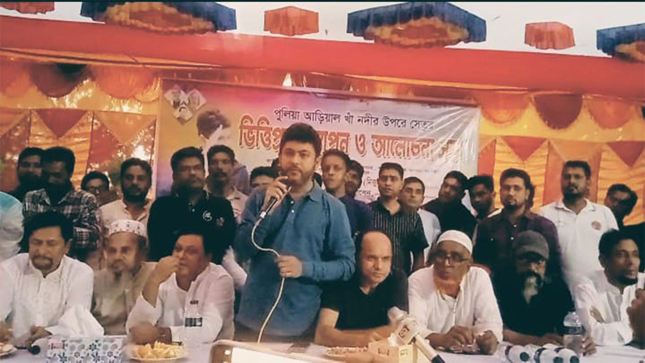 ভিত্তিপ্রস্তর স্থাপন অনুষ্ঠানে কথা বলছেন আওয়ামী যুবলীগের প্রেসিডিয়াম সদস্য মজিবুর রহমান চৌধুরী নিক্সন। ছবি : কালবেলা