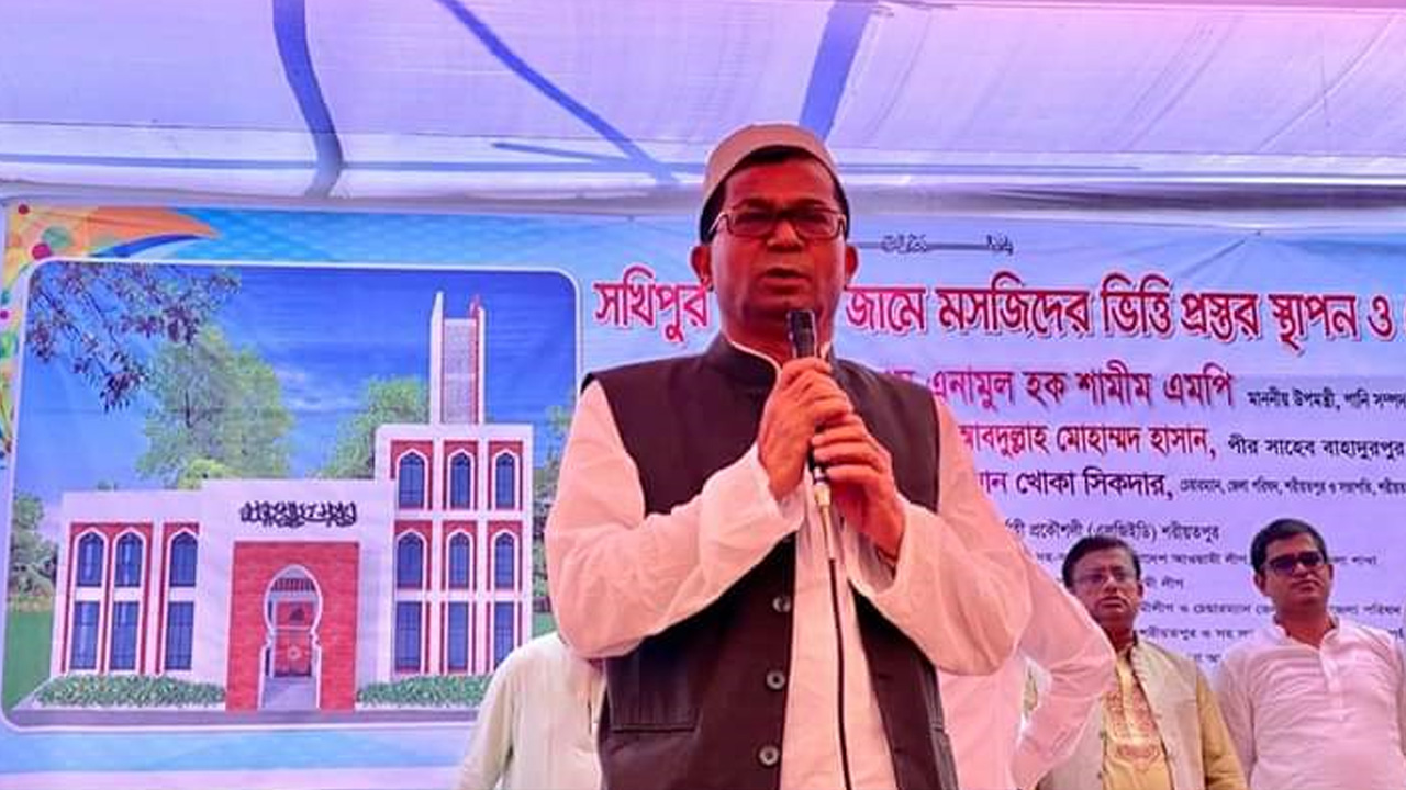 শরীয়তপুরে মসজিদের ভিত্তিপ্রস্তর স্থাপন অনুষ্ঠানে বক্তব্য দেন পানিসম্পদ উপমন্ত্রী এ কে এম এনামুল হক শামীম। ছবি : কালবেলা