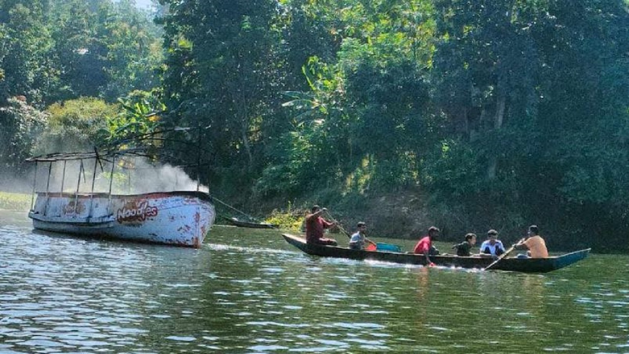 পর্যটকবাহী বোটটি জ্বালিয়ে দিয়েছে দুর্বৃত্তরা। ছবি : কালবেলা