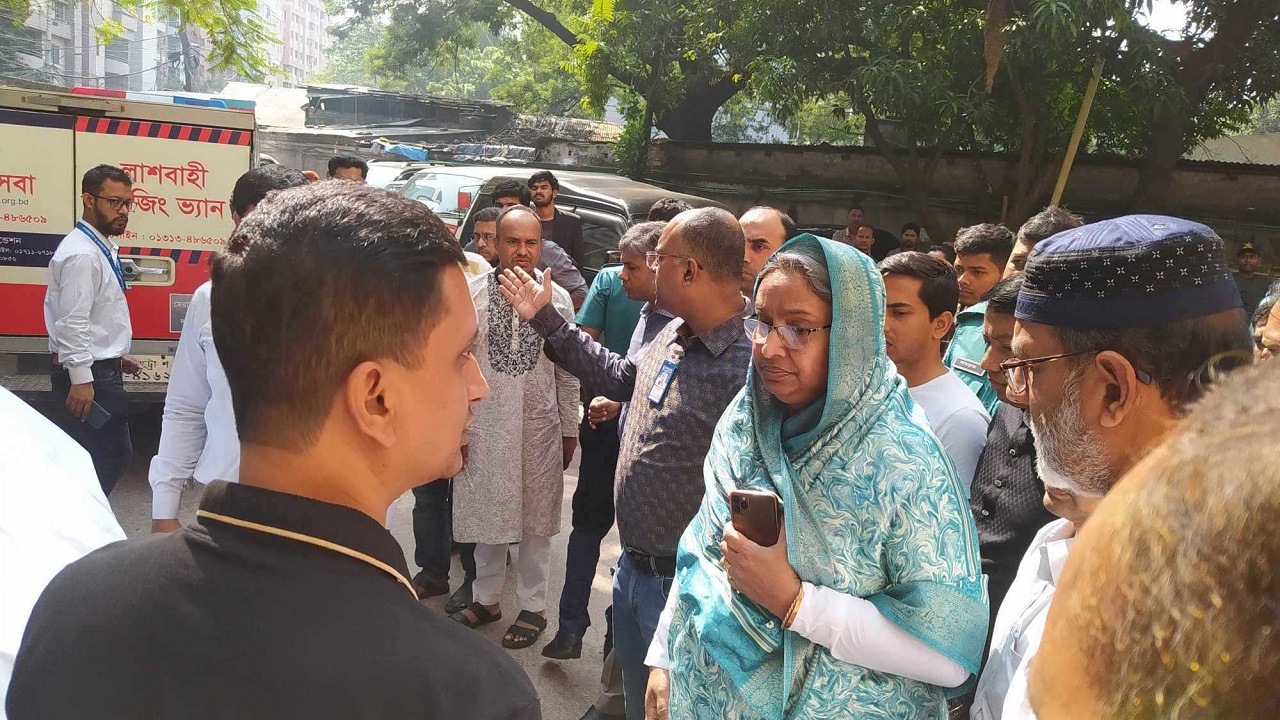 কোয়ান্টাম ফাউন্ডেশনে উপাচার্যের মরদেহ দেখতে গেছেন শিক্ষামন্ত্রী ডা. দীপু মনি। ছবি : সংগৃহীত