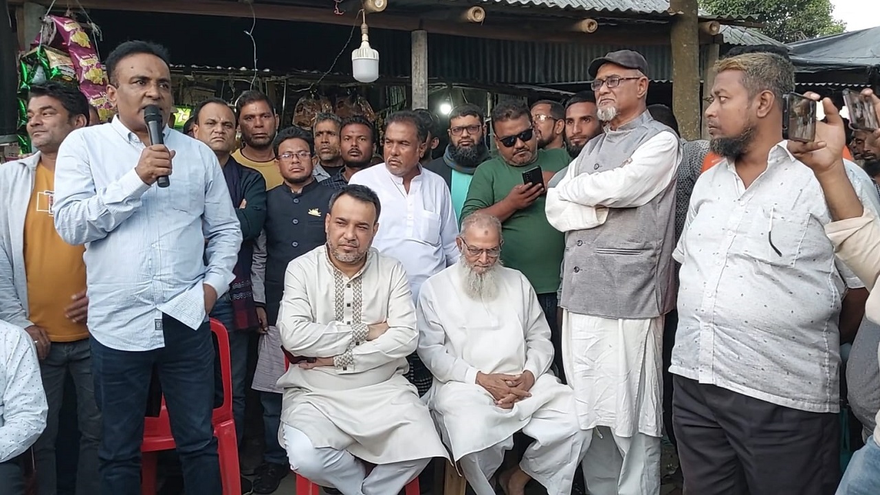 নির্বাচনী এলাকায় পথসভায় ঝিনাইদহ-১ আসন থেকে আওয়ামী লীগের মনোনয়নপ্রত্যাশী জেলা আওয়ামী লীগের সহসভাপতি আলহাজ নজরুল ইসলাম দুলাল। ছবি : কালবেলা