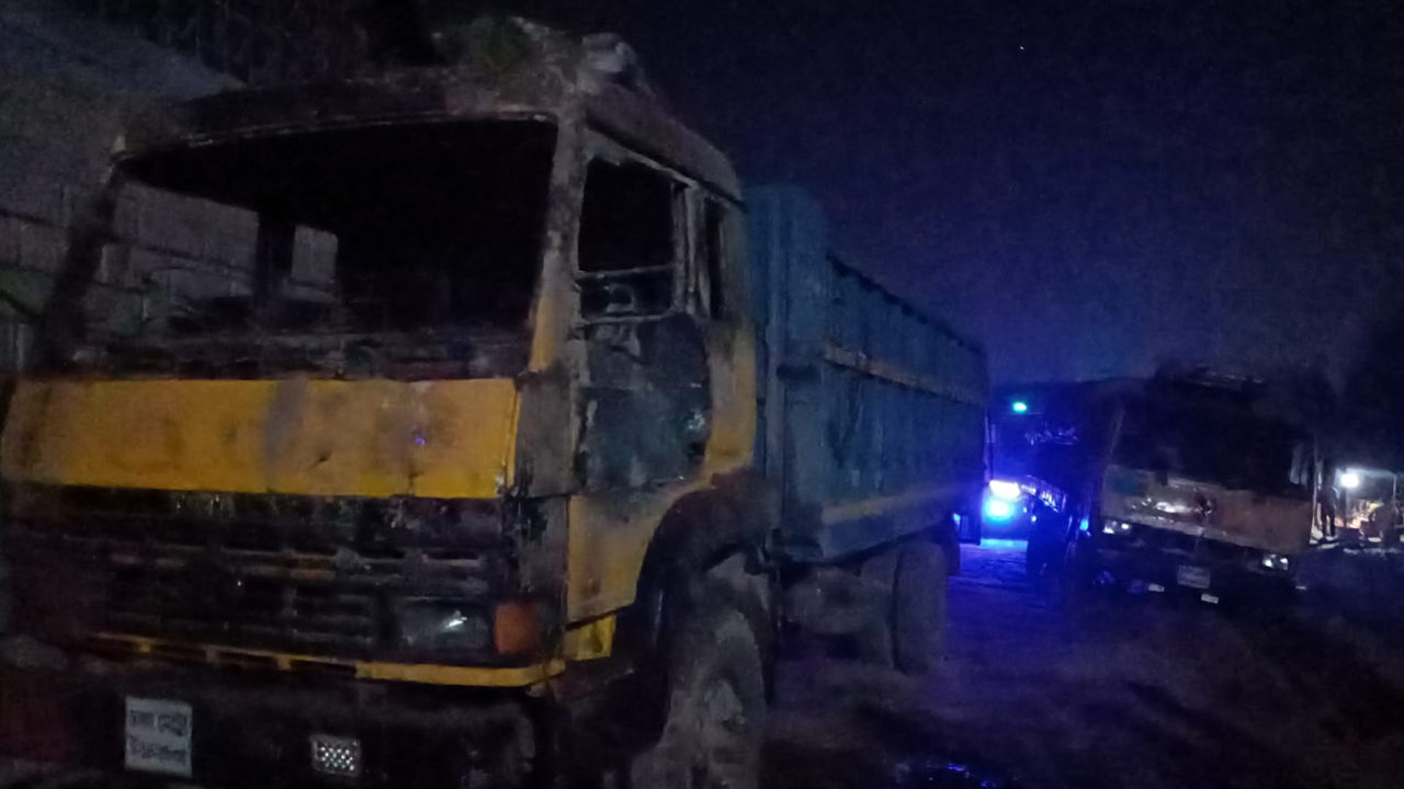 গাজীপুরে দুর্বৃত্তদের আগুনে পোড়া একটি ট্রাক। ছবি : কালবেলা