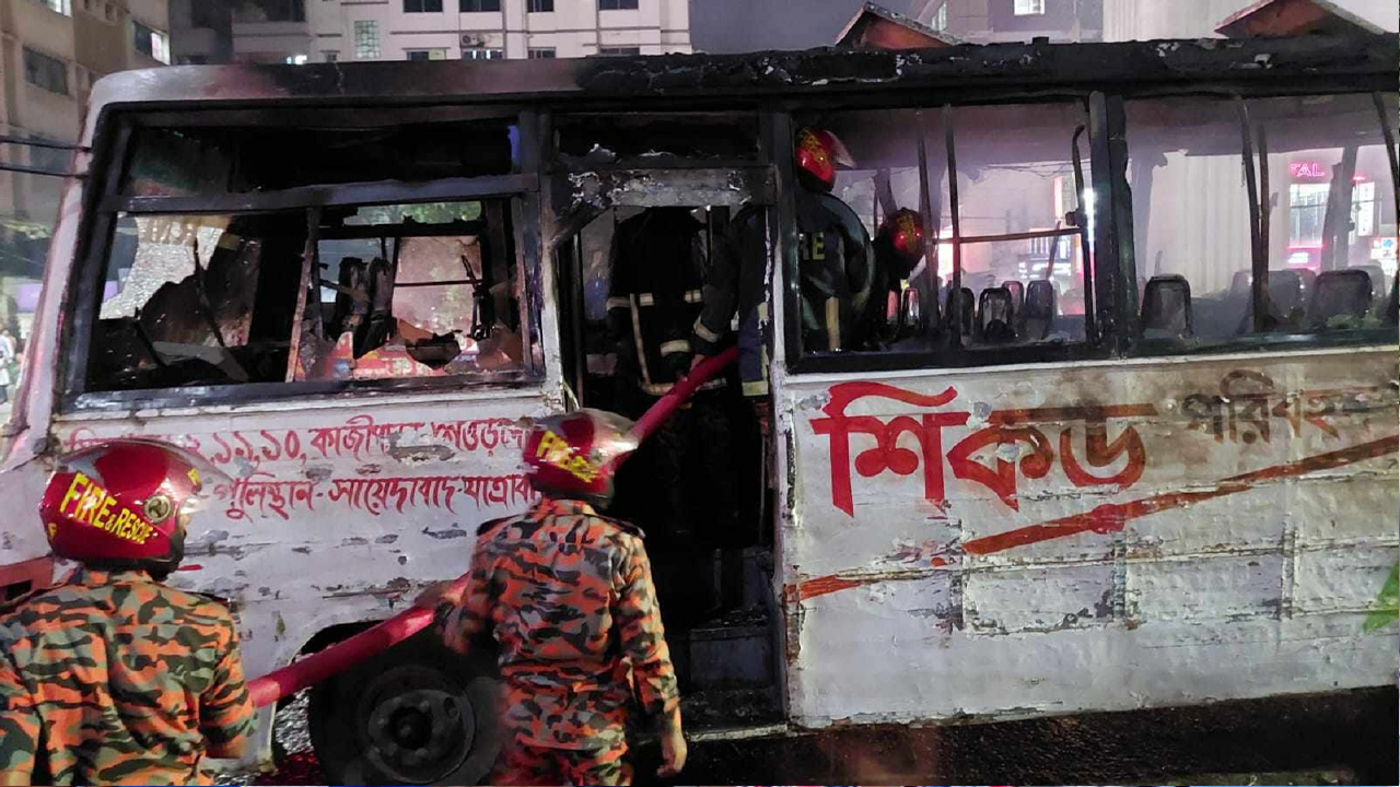 শিকড় পরিবহণের আগুন নিয়ন্ত্রণের চেষ্টা করছে ফায়ার সার্ভিসেরকর্মীরা। ছবি : সংগৃহীত