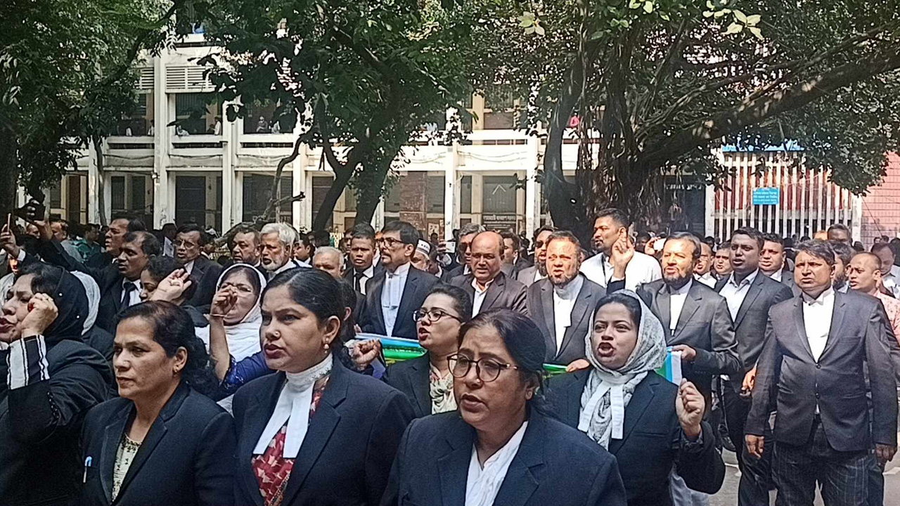 জজকোর্ট প্রাঙ্গণে বিএনপিপন্থি আইনজীবীদের বিক্ষোভ মিছিল। ছবি : কালবেলা