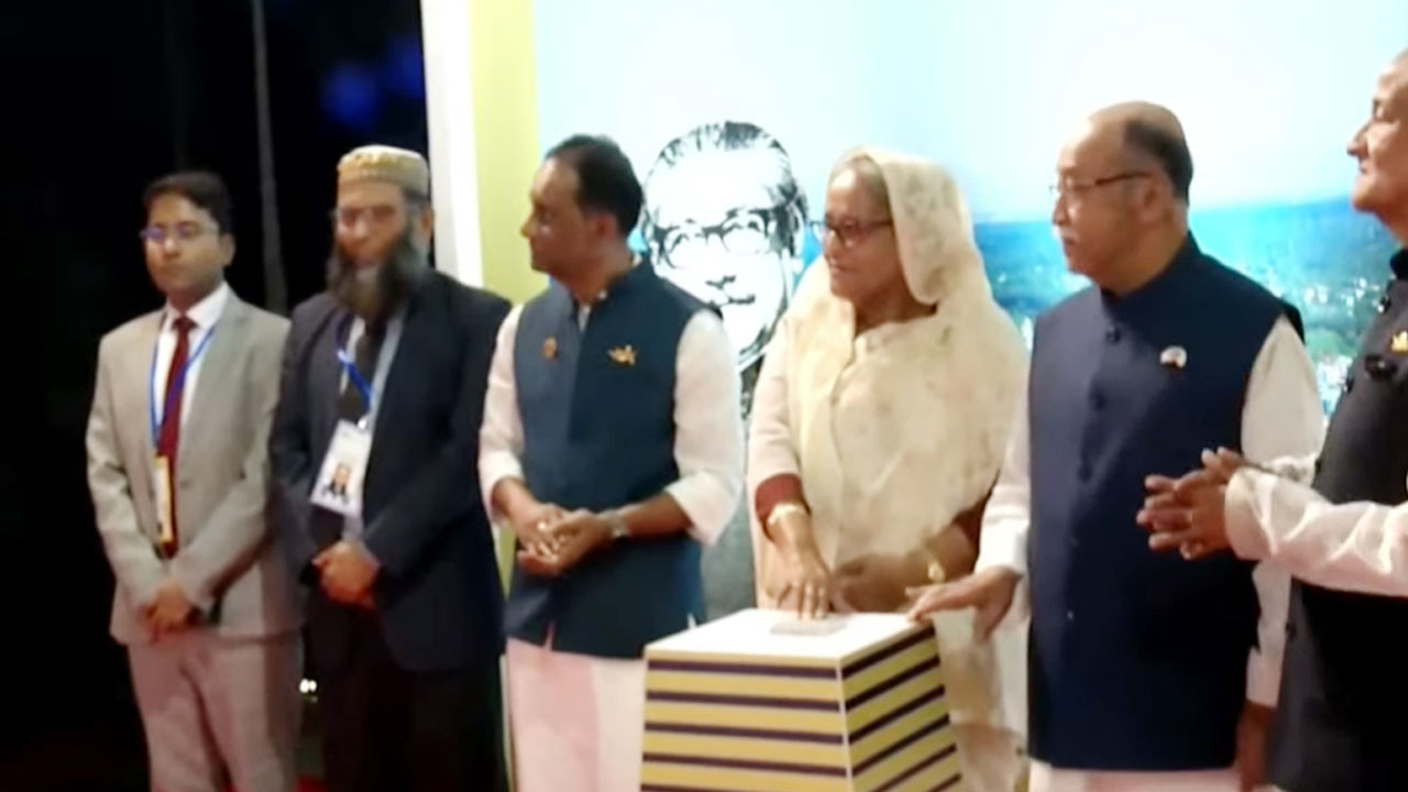 দক্ষিণ এশিয়ার সর্ববৃহৎ পরিবেশবান্ধব ঘোড়াশাল-পলাশ ইউরিয়া সার কারখানার উদ্বোধন করেন প্রধানমন্ত্রী। ছবি : ভিডিও থেকে