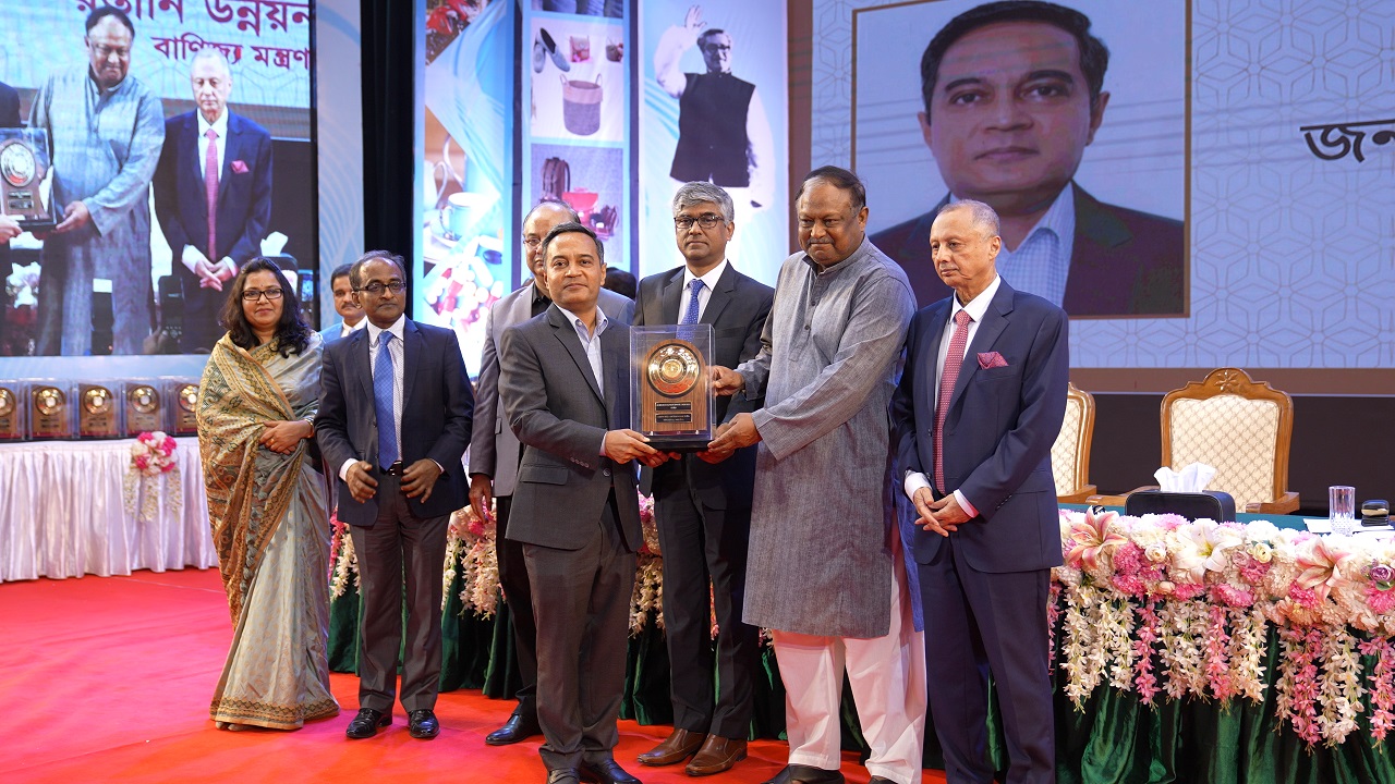স্নোটেক্স গ্রুপের ব্যবস্থাপনা পরিচালক এস এম খালেদকে জাতীয় রপ্তানি ট্রফি তুলে দিচ্ছেন বাণিজ্যমন্ত্রী টিপু মুনশি।