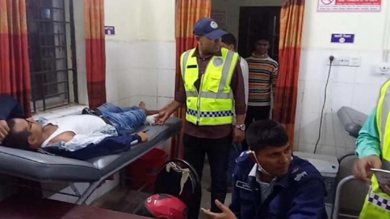 হাসপাতালে চিকিৎসা নিচ্ছেন জামালপুরে সড়ক দুর্ঘটনায় আহত পুলিশ সদস্যরা। ছবি : কালবেলা