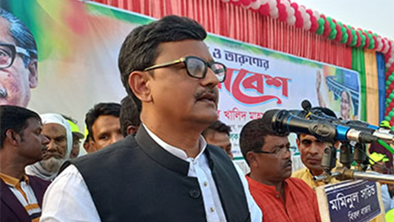 দিনাজপুরের বোচাগঞ্জস্থ সেতাবগঞ্জ পৌরসভা প্রাঙ্গণে নৌপরিবহন প্রতিমন্ত্রী খালিদ মাহমুদ চৌধুরী। ছবি : কালবেলা